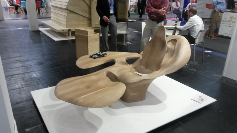 Кресло из древесины: и натуральный материал, и дизайн и удобство. 